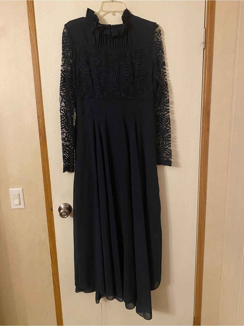 Elegant Navy Lace Long-Sleeve Midi Dress